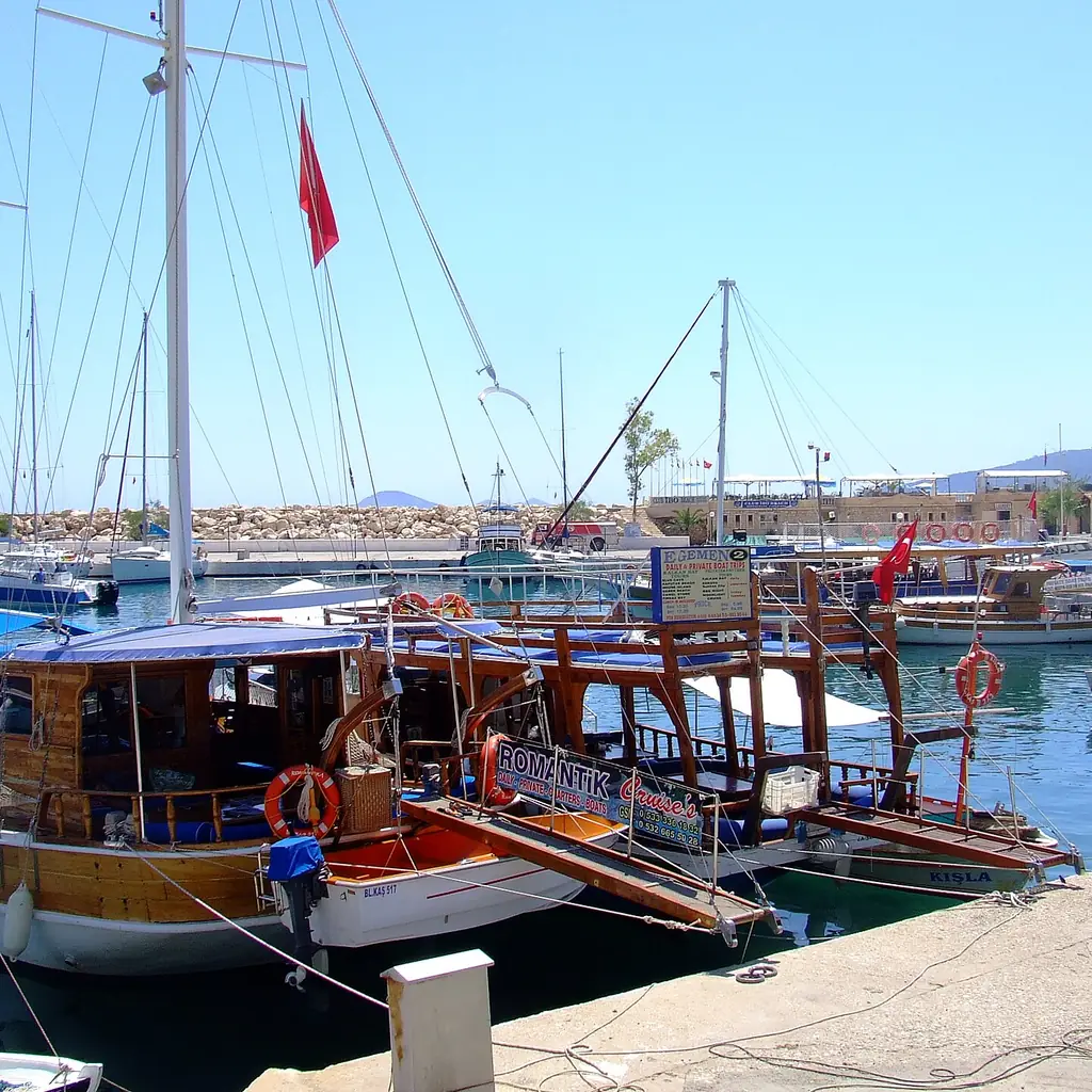 Kalkan limanında gulet ve tur tekneleri